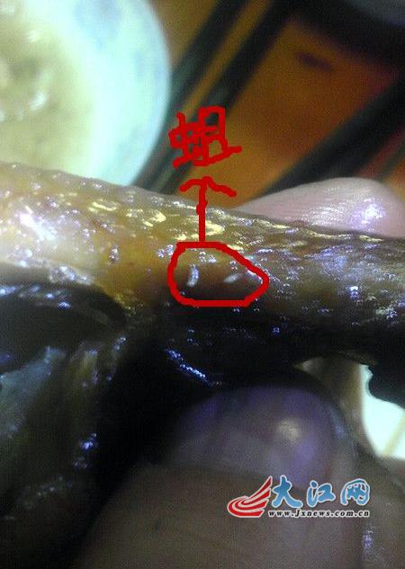 男子買鹵鴨腳驚白色蛆蟲 店商回應(yīng)“吃病了免費治”