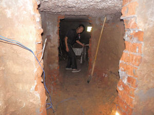 派出所長別墅下挖200平地宮 十余城管執(zhí)法被扣