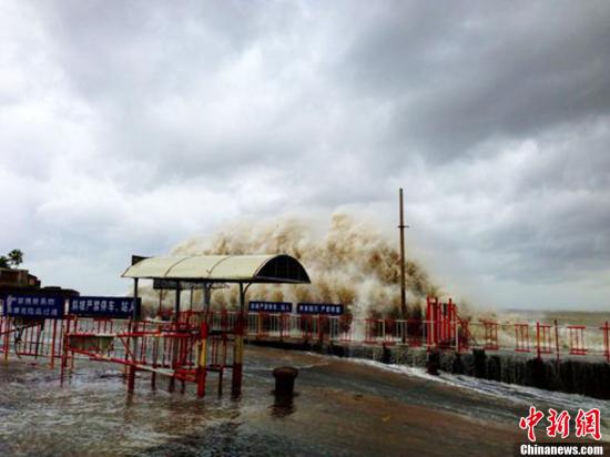 強(qiáng)臺風(fēng)“天兔”已致廣東21死 登陸后強(qiáng)度繼續(xù)減弱