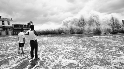 臺風(fēng)“天兔”致數(shù)百航班取消鐵路停運 多地學(xué)校停課