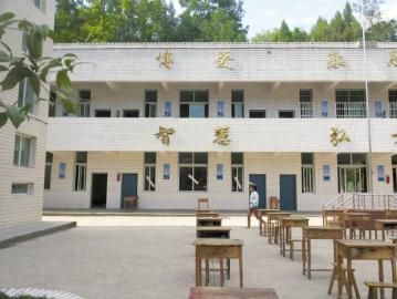 13歲少年翻窗進(jìn)教室劃傷動脈身亡