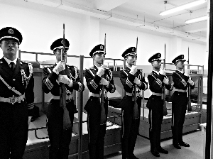 新中國(guó)今天迎來(lái)64歲生日 11萬(wàn)人冒雨在天安門(mén)廣場(chǎng)看升旗