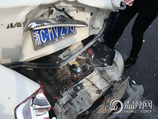 老板開(kāi)車(chē)運(yùn)90萬(wàn)現(xiàn)金發(fā)國(guó)慶福利 高速追尾錢(qián)撒一地