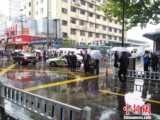 “菲特”來勢洶洶 游客“避風(fēng)頭”改行程提前返程