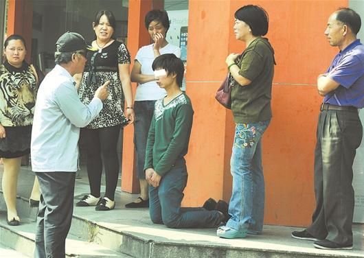 男子沖動氣走女友 為求原諒當街下跪兩小時(圖)