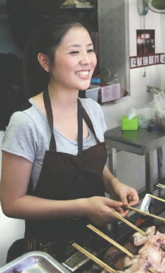 成都美女大學(xué)生烤魷魚月入10萬 被稱