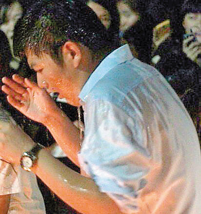 男生點蠟燭示愛遭女生冷水澆頭