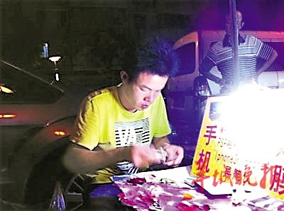 “貼膜哥”月入近兩萬？網(wǎng)友：吹牛你也算算賬