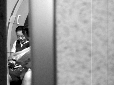 山航空姐飛行中玩手機(jī)被停飛 正接受進(jìn)一步處理