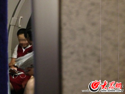 空姐飛行之中玩手機(jī) 山航證實(shí)稱當(dāng)事人已停飛