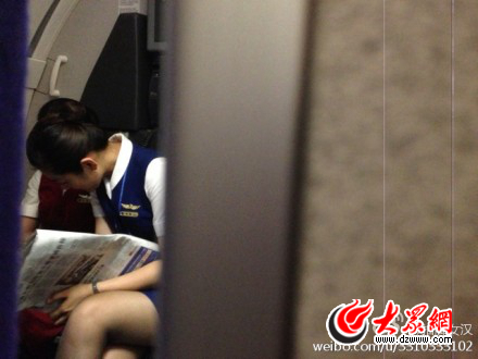 空姐飛行之中玩手機(jī) 山航證實(shí)稱當(dāng)事人已停飛