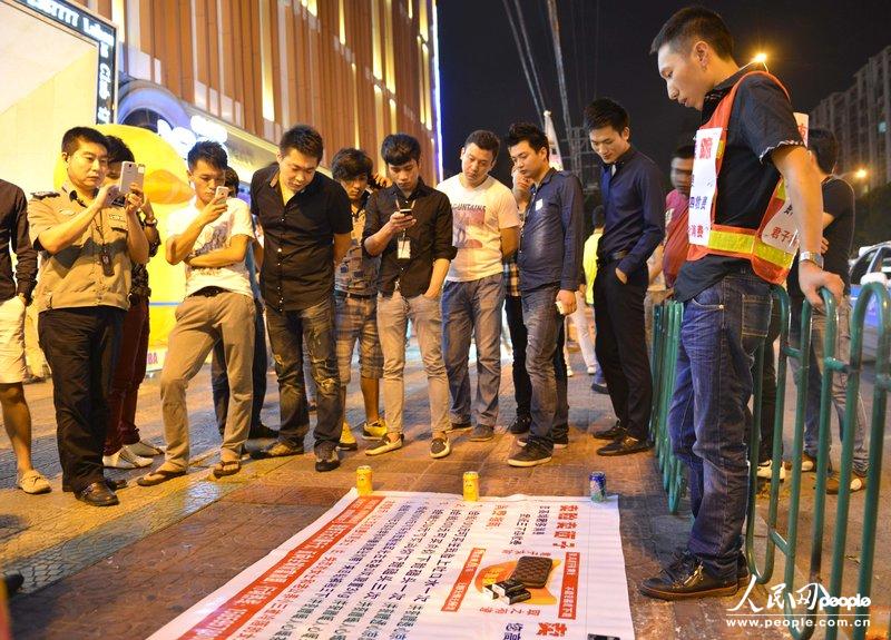 高清:男子擺攤出售“面子” 吐次口水收費百元