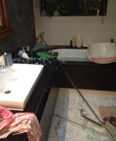 女子洗澡時(shí)浴室玻璃自爆 全身20多處被割傷(圖)