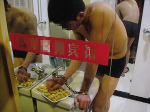 倆男子體內(nèi)藏毒達(dá)1公斤 賓館衛(wèi)生間“排毒”(圖)