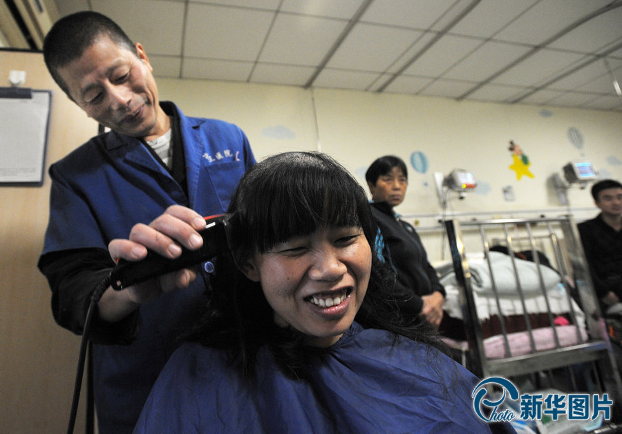 7歲女童全身70%面積燒傷 養(yǎng)母捐整塊頭皮救女