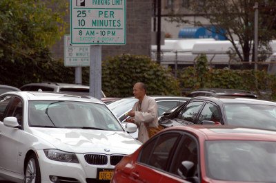 紐約頻現(xiàn)華人假和尚化緣 強(qiáng)送佛珠索要捐款(圖)