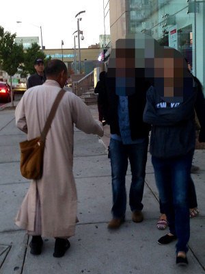 紐約頻現(xiàn)華人假和尚化緣 強(qiáng)送佛珠索要捐款(圖)