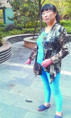 大媽跳廣場(chǎng)舞擾民被潑糞 稱嫌吵裝隔音玻璃