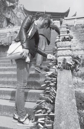 安徽九華山清理萬(wàn)只生銹平安鎖 游客呼吁留點(diǎn)情