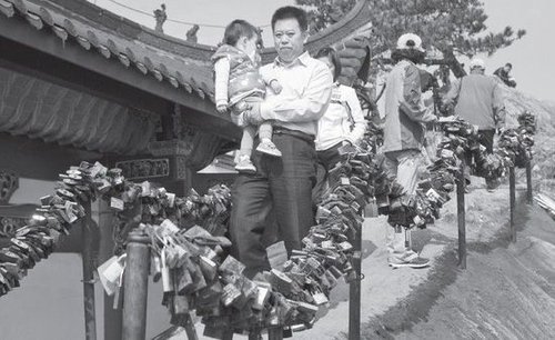 安徽九華山清理萬(wàn)只生銹平安鎖 游客呼吁留點(diǎn)情