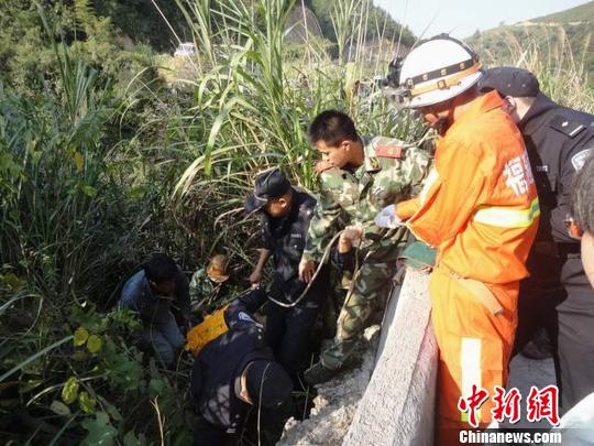 無(wú)證村民駕無(wú)牌摩托車 妻兒3人墜落山谷1人死亡