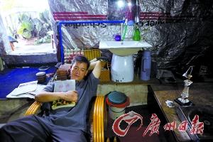 流浪男子立交橋下建“豪宅” 地毯梳妝臺(tái)俱全