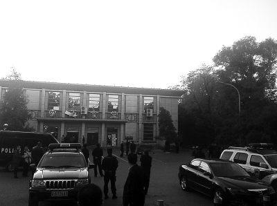 不明黑箱現(xiàn)北大 警方現(xiàn)場(chǎng)急排查無(wú)異常