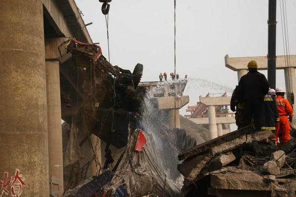 河南連霍大橋垮塌致10死 9個(gè)月未公布處理結(jié)果