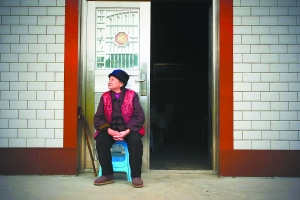 城市化留下農(nóng)村無人照看老人:兒女只在墻上留下電話