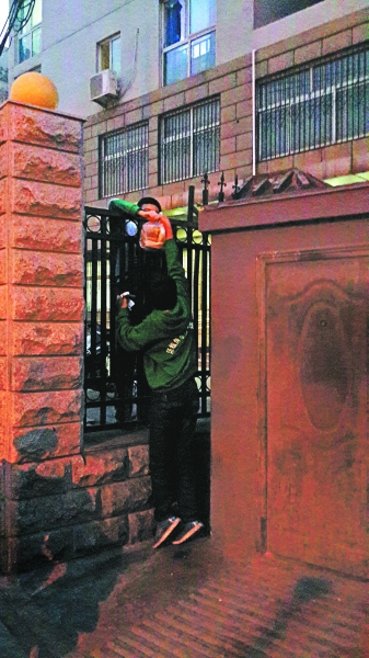 北京一中學(xué)出狠招 學(xué)生叫外賣記處分(圖)