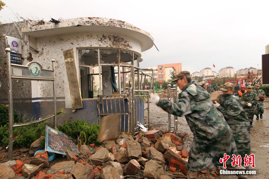 解放軍赴中石化黃濰輸油管線燃爆事故現(xiàn)場(chǎng)救援