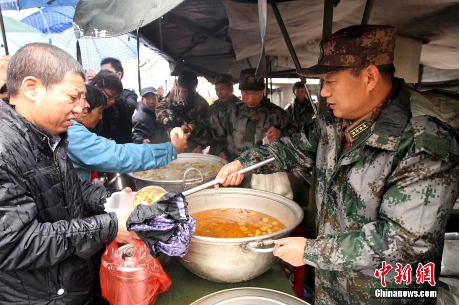 解放軍赴中石化黃濰輸油管線燃爆事故現(xiàn)場救援