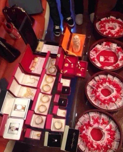 “土豪”訂婚下1080萬禮金 動(dòng)用9輛豪車(組圖)