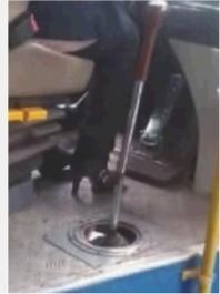 公交女司機(jī)穿5cm高跟鞋開(kāi)車(chē) 交警:扣2分罰50(圖)