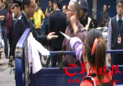 順德城管整治執(zhí)法 女小販持豬肉刀“對峙”(圖)