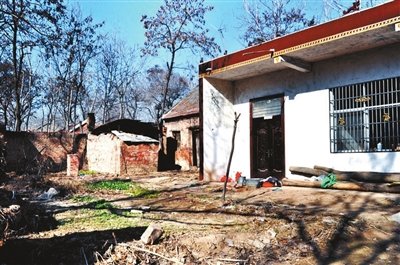 北京住井底老人回鄉(xiāng)工作 頭發(fā)染黑正在養(yǎng)病(圖)