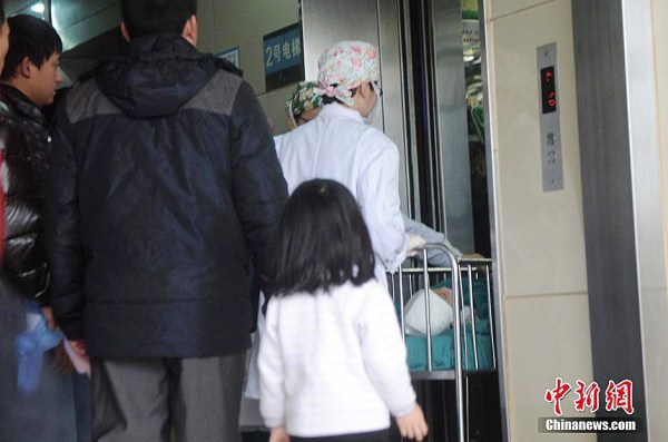 重慶被摔男嬰術(shù)后仍昏迷 打人女孩家屬?gòu)奈纯赐?/></p>

<p>　　2013年12月16日上午8時(shí)許，重慶長(zhǎng)壽區(qū)被摔男嬰原原在重慶醫(yī)科大學(xué)附屬兒童醫(yī)院進(jìn)行開(kāi)顱手術(shù)。圖為醫(yī)生將原原推進(jìn)電梯。</p>

<p>據(jù)央視新聞消息，重慶被摔男嬰原原手術(shù)結(jié)束已24小時(shí)，原原仍在昏迷，未來(lái)7天還是危險(xiǎn)期。原原父親表示，毆打原原的女孩和家屬一直沒(méi)來(lái)看望過(guò)，治療費(fèi)花了13萬(wàn)元，對(duì)方只付了7.8萬(wàn)元，其它都是網(wǎng)友捐款，原原父親希望對(duì)方家屬能主動(dòng)站出來(lái)。（中新網(wǎng)12月17日電）</p>
</p>
</div>
</div>

<div   class=