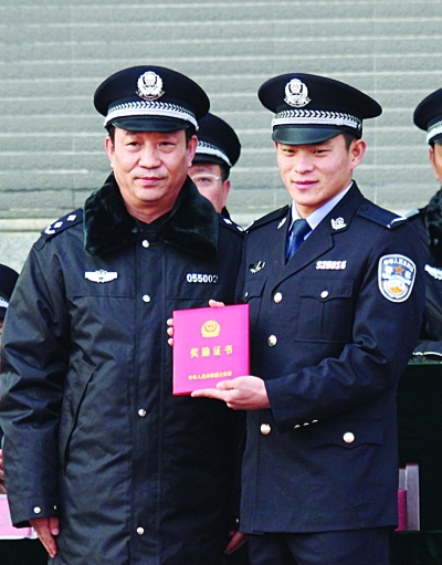 90后大學(xué)生單槍匹馬勇猛救起三名落水者 組圖