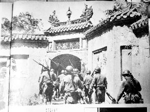 男子書攤淘舊書籍 現(xiàn)75年前日軍侵華舊畫冊