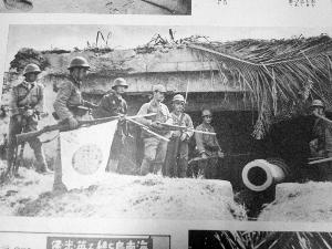 男子書攤淘舊書籍 現(xiàn)75年前日軍侵華舊畫冊