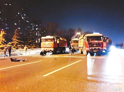 當(dāng)事司機(jī)拒絕接受城管檢查 被查渣土貨車司機(jī)反攻城管