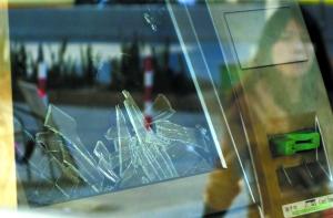 男子打砸三家銀行25臺柜員機 現(xiàn)場無現(xiàn)金被盜