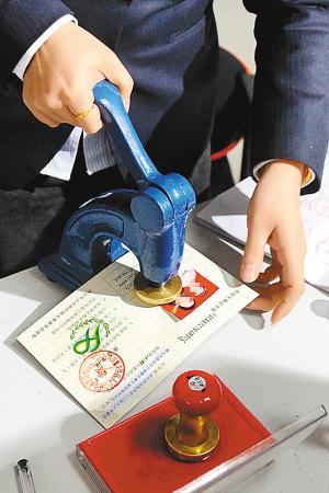 西安發(fā)放首本“單獨(dú)兩孩”生育證 過程僅用3天