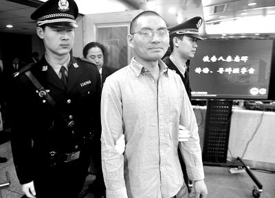 網(wǎng)絡(luò)大V“秦火火”受審 表達(dá)9個(gè)感激(圖)