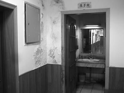 廣元市委辦公樓震后成危樓 領(lǐng)導(dǎo)堅持