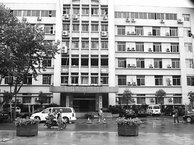 廣元市委辦公樓震后成危樓 領(lǐng)導(dǎo)堅持