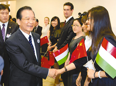 溫家寶與匈牙利青少年學生親切交流