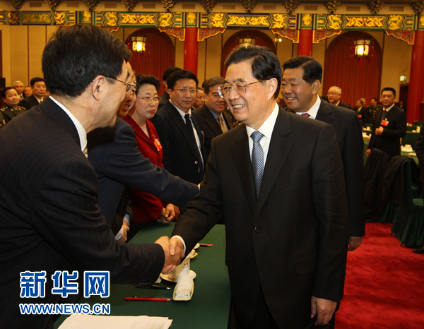 胡錦濤看望醫(yī)藥衛(wèi)生界、社會福利和社會保障界委員