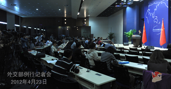 外交部就中俄軍演、美對(duì)臺(tái)軍售、黃巖島問題等答問