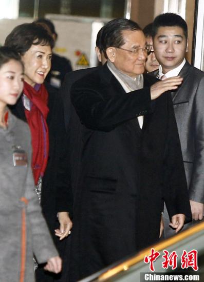 臺(tái)報(bào):連戰(zhàn)訪問(wèn)大陸為兩岸交流再邁歷史性一步